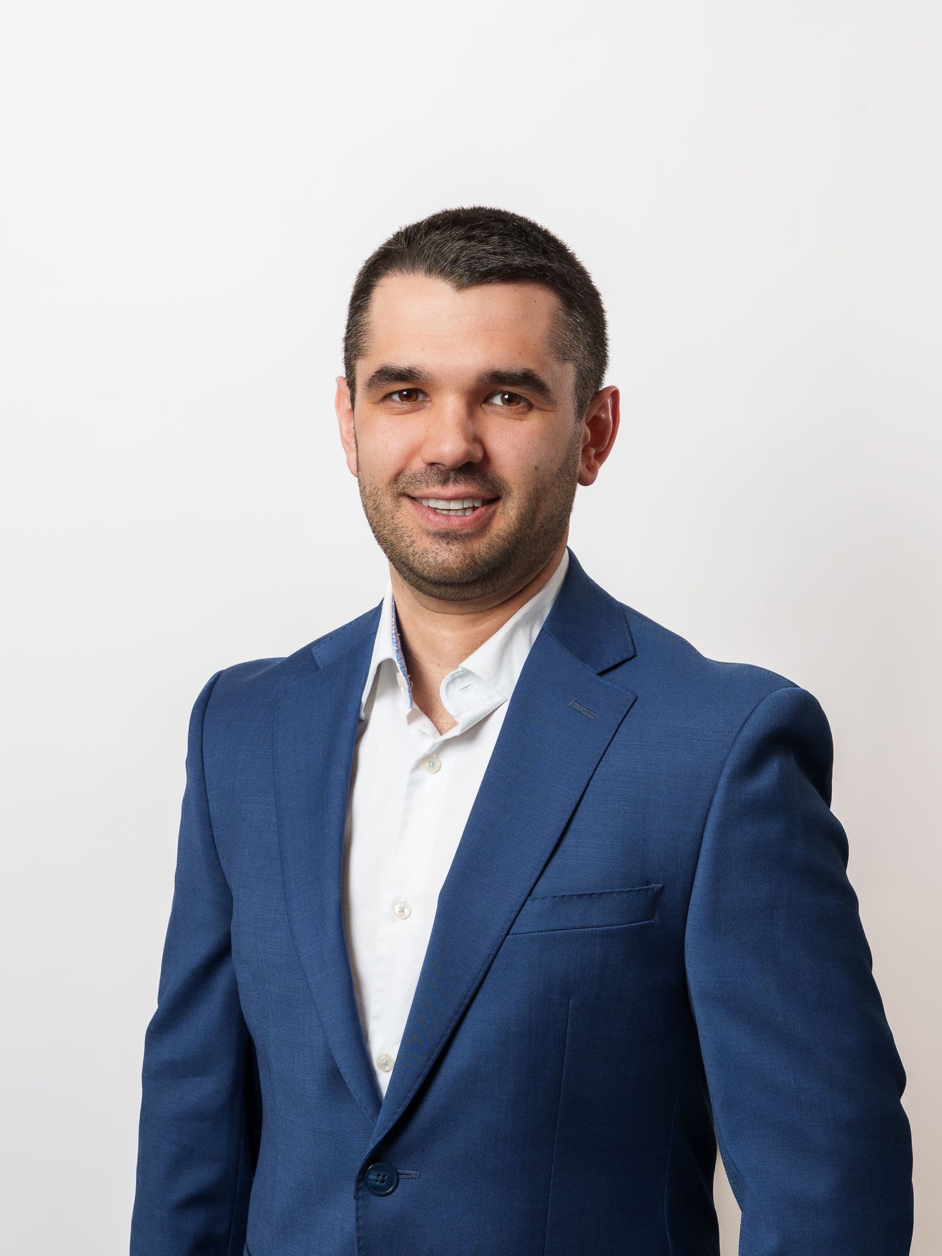 Alexandre Comeau en veston bleu et chemise