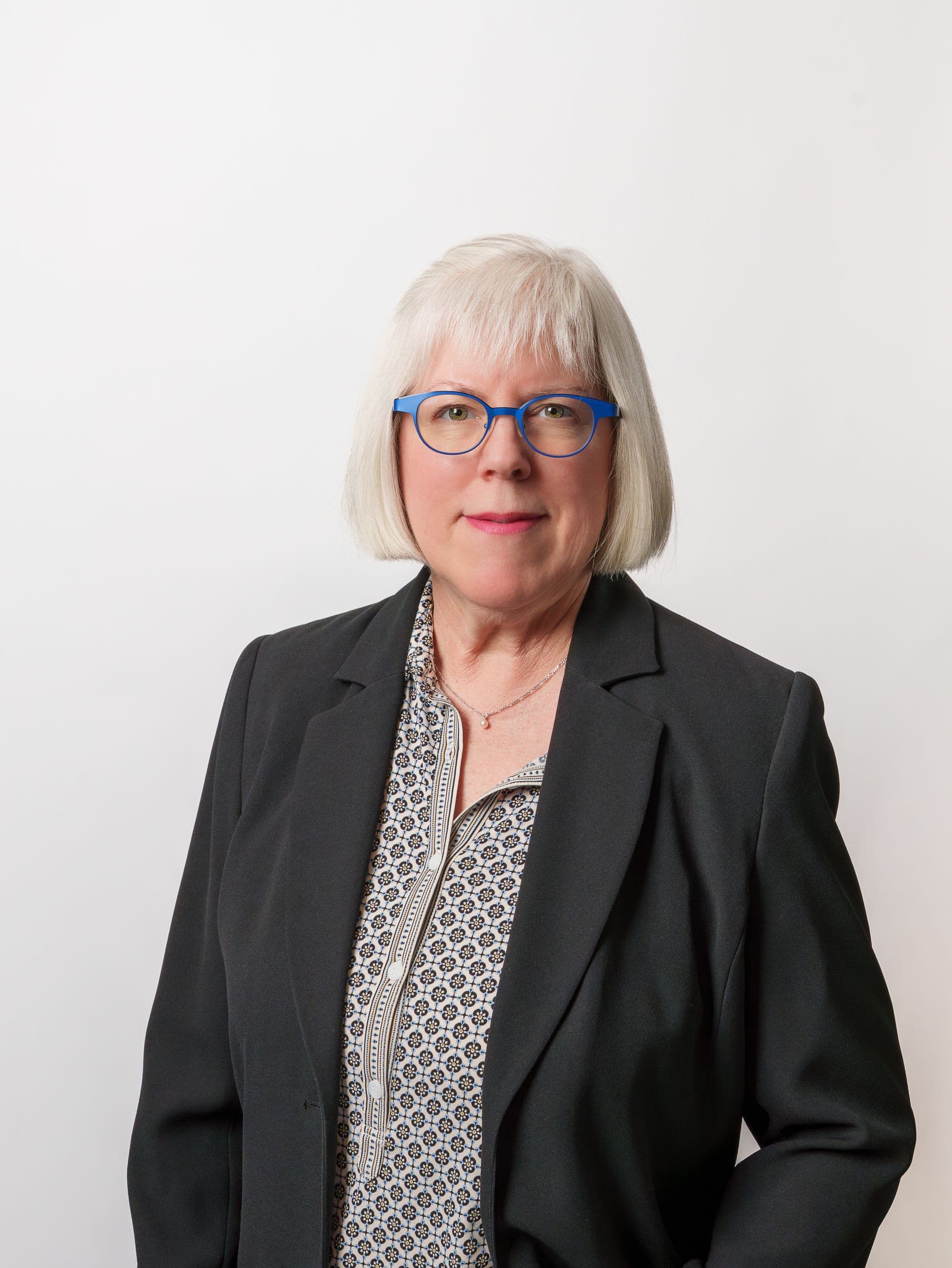 Louise Trépanier en veston noir